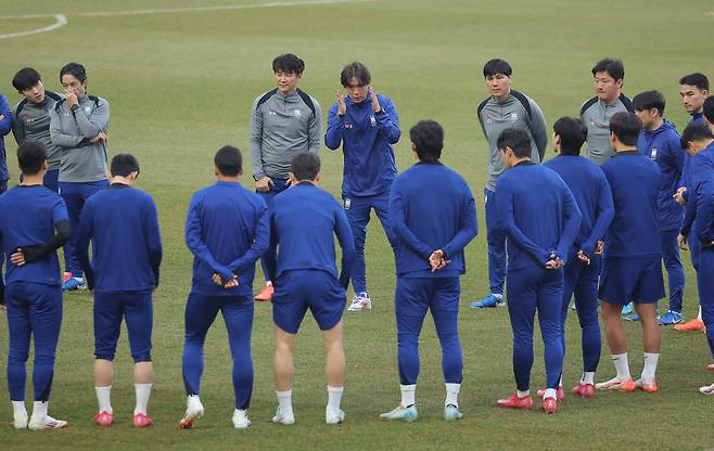 2026 북중미 월드컵 아시아 지역 3차 예선 요르단전을 하루 앞두고 홍명보 축구대표팀 감독이 24일 수원월드컵경기장에서 훈련 사항을 지시하고 있다. 연합뉴스