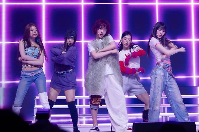 Members of newly-debuted girl group KiiiKiii perform the group's song ″BTG″ during a showcase held on March 24 at the Bluesquare Mastercard Hall music venue in central Seoul. [DANIELA GONZALEZ PEREZ]