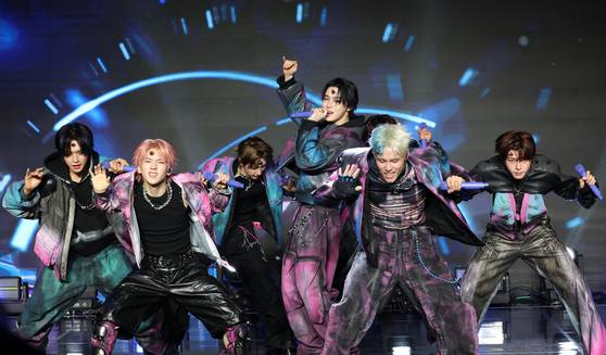 Members of boy band Newbeat perform the band's song ″Flip the Coin″ during the band's debut showcase held on March 24 at the Ilchi Art Hall in southern Seoul. [NEWS1]