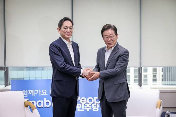 ▲이재명 더불어민주당 대표가 20일 청년 취업 지원 현장간담회에서 이재용 삼성전자 회장을 만나 덕담을 나누며 악수하고 있다. 사진=더불어민주당