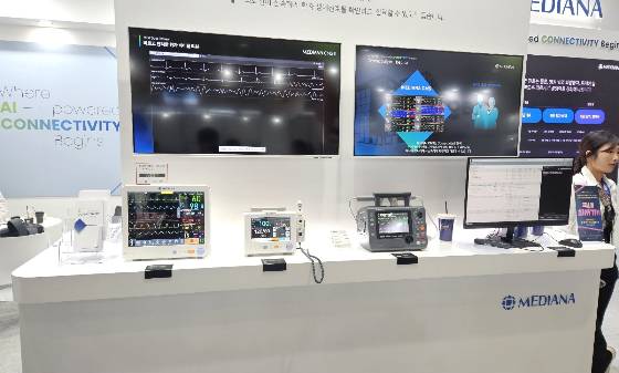 메디아나는 키메스2025에서 CMS2와 환자감시장치 등을 전시했다./사진=박기영 기자