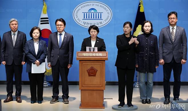 [서울=뉴시스] 조성우 기자 = 김선민(오른쪽 네 번째부터) 조국혁신당 당대표 권한대행과 황운하 원내대표를 비롯한 지도부와 당 소속 의원들이 24일 오전 서울 여의도 국회 소통관에서 한덕수 국무총리 탄핵 기각 관련 기자회견을 하고 있다. 2025.03.24.