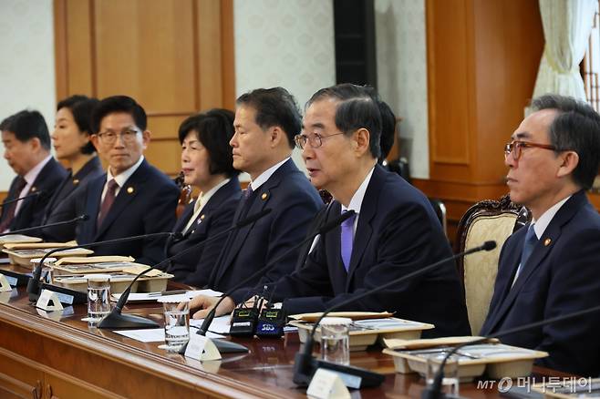 (서울=뉴스1) 임세영 기자 = 한덕수 대통령 권한대행 국무총리가 24일 서울 종로구 정부서울청사에서 열린 국무위원 간담회에서 발언을 하고 있다. (총리실 제공, 재판매 및 DB 금지)  2025.3.24/뉴스1  Copyright (C) 뉴스1. All rights reserved. 무단 전재 및 재배포,  AI학습 이용 금지. /사진=(서울=뉴스1) 임세영 기자