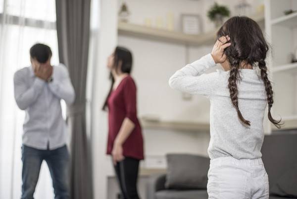 아빠 휴대전화로 게임을 하던 아이들이 상간녀와 불륜 장면을 목격한 사연이 전해졌다. 사진은 기사와 직접적인 관련이 없음. /사진=이미지투데이