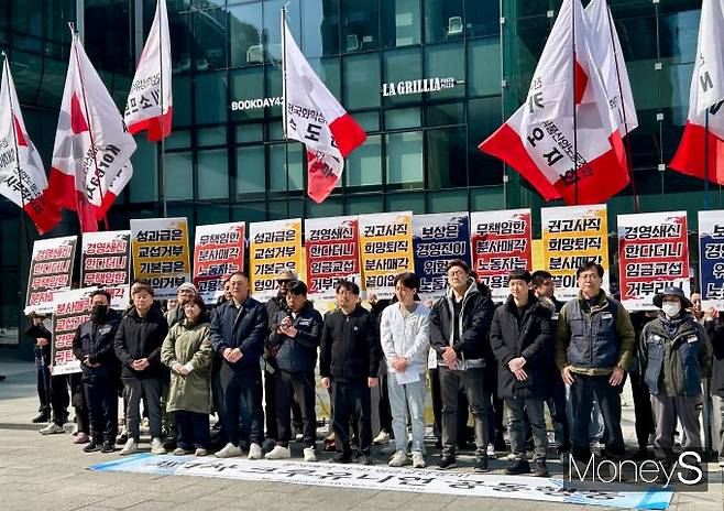 카카오가 토종 포털 다음(Daum)을 CIC(사내독립기업)에서 별도 법인으로 분사하기로 하면서 국내 포털 업계가 다시 주목받는다. 사진은 지난 19일 경기 성남시 분당구 소재 카카오 사옥 앞에서 다음 분사 반대 집회가 열린 모습. /사진=김성아 기자