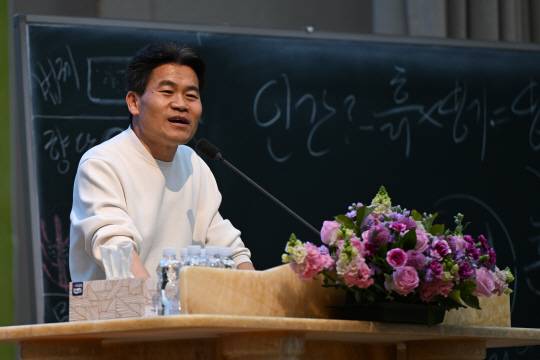 23일 오후 광주 서구 안디옥교회에서 광주보수정당시민사회단체연석회의와 안디옥교회 주관으로 열린 ‘대통령 탄핵반대 광주·전남 애국시민 총궐기집회’에서 전한길 역사강사가 발언을 하고 있다. 뉴시스