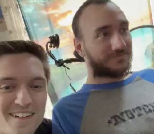 뉴럴링크의 컴퓨터 칩을 뇌에 이식받은 놀런드 아르보(오른쪽). 트위터 캡처.