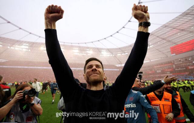 리그 우승을 차지하고 환호하는 알론소 감독. /게티이미지코리아