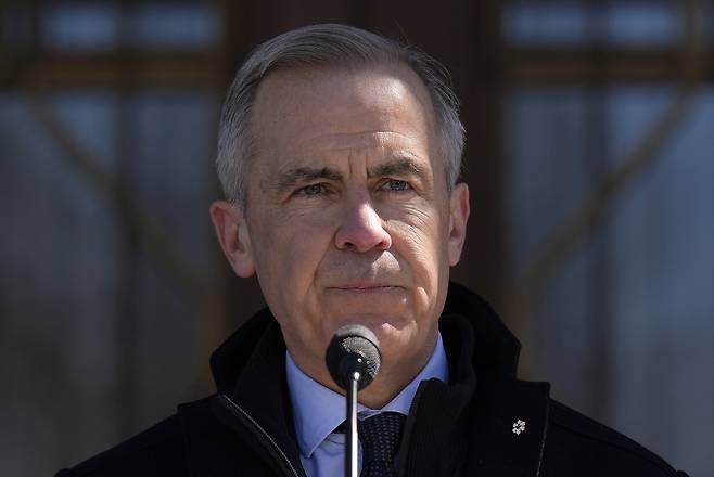 마크 카니 캐나다 총리가 23일(현지시간) 오타와 리도 홀에서 언론과 인터뷰하며 총독에게 의회 해산과 선거 소집을 요청하고 있다. [AP]