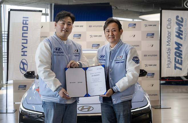 21일 ‘현대차-TEAM HMC 후원 협약식’에서 TEAM HMC 레이싱팀의 김주현(오른쪽) 단장과 현대차 국내상품마케팅사업부장 조원상 상무가 기념 촬영을 하고 있다. [현대차 제공]
