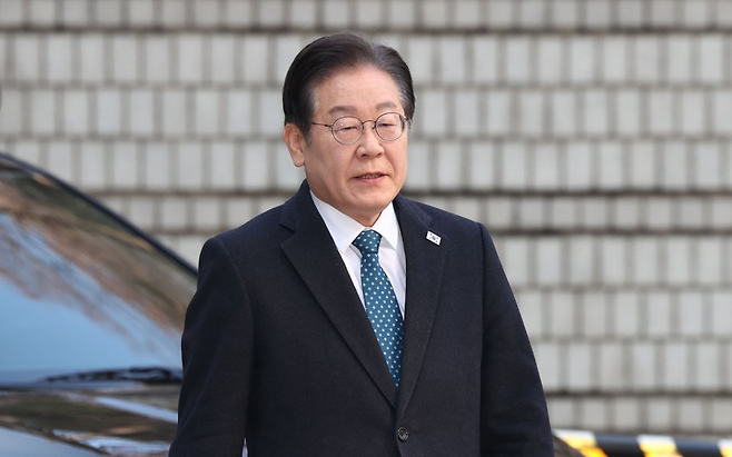 더불어민주당 이재명 대표가 지난 11일 오전 서울 서초구 서울중앙지방법원에서 열린 대장동·백현동·위례신도시 개발 비리 및 성남FC 후원금 의혹 사건 1심 공판에 출석하기 위해 법정으로 향하고 있다. [연합]