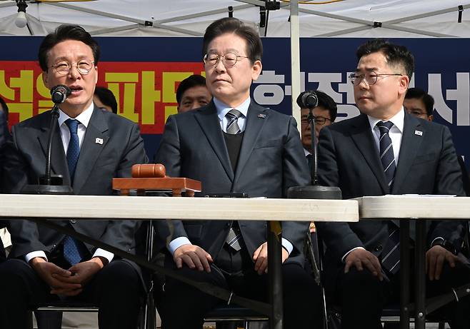 더불어민주당 김민석 최고위원이 24일 서울 종로구 경복궁역 부근 광화문 더불어민주당 천막당사에서 열린 최고위원회의에서 발언하고 있다. 2025.3.24 [공동취재] [연합]