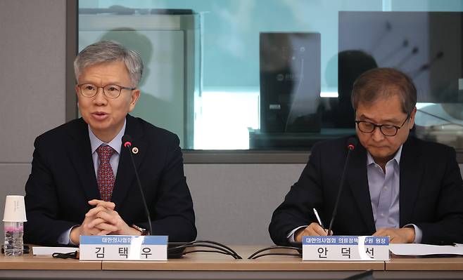 김택우 대한의사협회 회장이 24일 서울 용산구 대한의사협회에서 열린 의료정책포럼 ‘의과대학 증원과 의학교육의 문제’에서 격려사를 하고 있다. [연합]