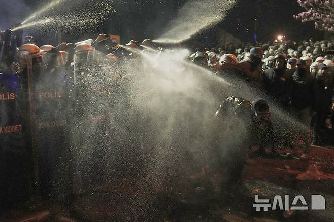 [이스탄불=AP/뉴시스]튀르키예 경찰이 지난 22일(현지 시간) 에크렘 이마모을루 이스탄불 시장의 체포에 항의하는 시위에서 후추 스프레이를 사용하고 있는 모습.