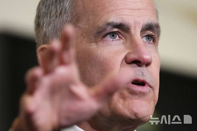 [런던=AP/뉴시스] 마크 카니 캐나다 총리가 23일(현지 시간) 오늘 4월28일 총선을 실시한다고 밝혔다. 사진은 지난달 17일 런던에서 가진 유럽 순방 마무리 기자회견에서 발언하는 카니 총리. 2025.03.18.