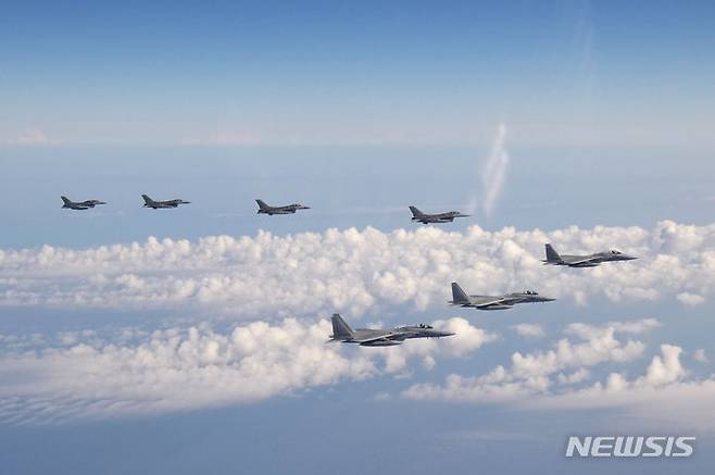 [동해=AP/뉴시스] 사진은 일본 항공자위대 F-15 전투기 3대(사진 앞)와 미군 F-16 전투기 4대가 2022년 5월25일 동해 상공을 비행하는 모습. 2024.06.25.