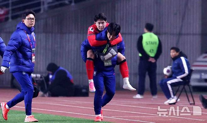 [고양=뉴시스] 추상철 기자 = 지난 20일 오후 경기 고양시 고양종합운동장에서 열린 '2026 국제축구연맹(FIFA) 북중미 월드컵 아시아 지역 3차 예선 B조 7차전' 대한민국과 오만의 경기, 부상당한 이강인이 퇴장하고 있다. 2025.03.20. scchoo@newsis.com