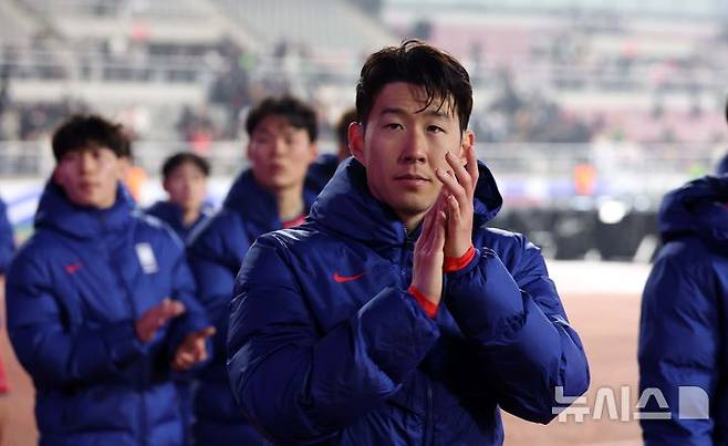 [고양=뉴시스] 김선웅 기자 = 지난 20일 오후 경기 고양시 고양종합운동장에서 열린 '2026 국제축구연맹(FIFA) 북중미 월드컵 아시아 지역 3차 예선 B조 7차전' 대한민국과 오만의 경기, 1-1로 경기를 마친 대표팀 손흥민과 선수들이 그라운드를 돌며 축구팬들에게 인사하고 있다. 2025.03.20. mangusta@newsis.com