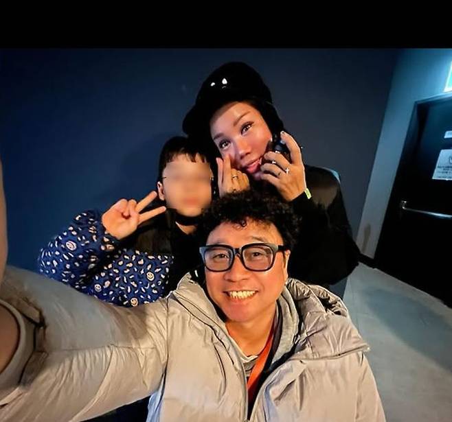 [서울=뉴시스] 김송, 강원래 부부와 아들의 모습. (사진=김송 인스타그램 캡처) 2025.01.04. photo@newsis.com  *재판매 및 DB 금지