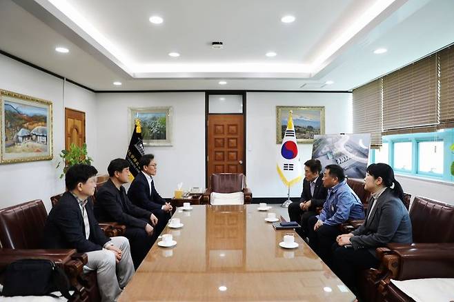[세종=뉴시스] 박기도 농촌친흥청 국립식량과학원 기초식량작물부장은 24 전남 여수시 남해화학 본사를 방문해, 비료 개발 연구 추진 현황을 공유했다. (사진=농진청 제공) 2025.03.24. photo@newsis.com *재판매 및 DB 금지