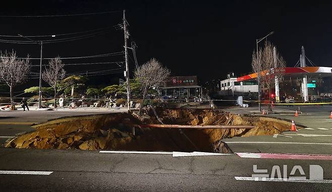 [서울=뉴시스] 김근수 기자 = 24일 서울 강동구 명일동 한 도로에 발생한 대형 싱크홀이 보이고 있다. 2025.03.24. ks@newsis.com