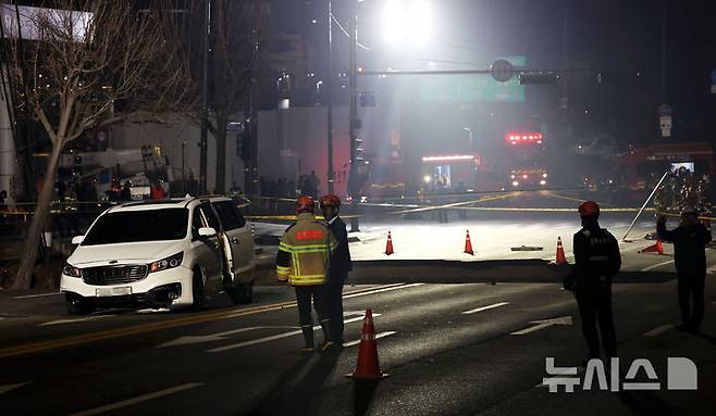 [서울=뉴시스] 김근수 기자 = 24일 서울 강동구 명일동 한 도로에 대형 싱크홀이 발생해 교통이 통제되고 있다. 2025.03.24. ks@newsis.com