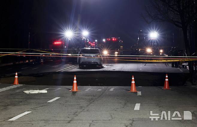 [서울=뉴시스] 김근수 기자 = 24일 서울 강동구 명일동 한 도로에 대형 싱크홀이 발생해 교통이 통제되고 있다. 2025.03.24. ks@newsis.com