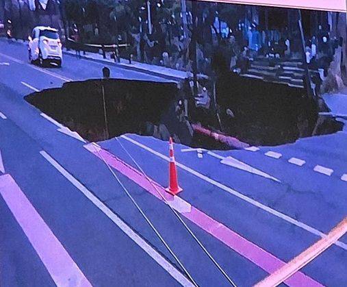 [서울=뉴시스] 24일 오후 6시29분께 서울 강동구 명일동 동남로에서 싱크홀이 발생해 도로가 통제 중이다. (사진=서울시 교통정보 시스템 캡처) 2025.03.24. photo@newsis.com *재판매 및 DB 금지