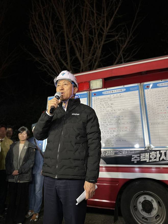 [서울=뉴시스]  24일(월) 강동구 명일동에서 발생한 땅꺼짐 현장을 찾은 오세훈 서울시장이 사고 현황 및 구조 계획을 브리핑 하고 있다. 2025.03.24. (사진=서울시 제공) *재판매 및 DB 금지