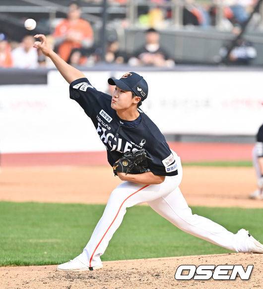 [OSEN=수원, 박준형 기자] 23일 오후 수원KT위즈파크에서 ‘2025 신한 SOL BANK KBO리그’  KT 위즈와 한화 이글스의 경기가 진행됐다.이날 경에서 홈팀 KT는 쿠에바스를, 어웨이팀 한화는 와이스를 선발투수로 내세웠다.8회말 한화 정우주 투수가 역투하고 있다.   2025.03.23 / soul1014@osen.co.kr