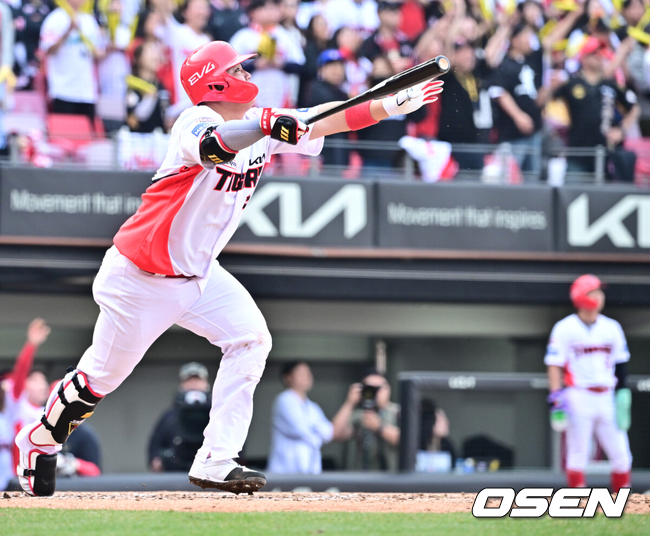 [OSEN=광주, 조은정 기자]NC다이노스가 개막전 패배를 설욕하며 이호준 감독에게 첫 승을 안겼다.NC는 23일 광주-기아 챔피언스필드에서 열린 2025 프로야구 KIA타이거즈와의 개막 2차전에서 5-4로 승리했다. 선발 라일리 톰슨이 제몫을 했고 불펜도 무실점으로 막았다. 타선에서는 박민우가 결승 2타점 3루타를 터트렸다. 김도영이 빠진 KIA는 타선이 터지지 않았고 개막 2연전에서 1승씩 나누었다. 9회말 1사 KIA 한준수가 추격의 솔로 홈런을 날리고 있다. 2025.03.23 /cej@osen.co.kr