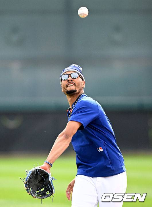 [OSEN=애리조나(미국), 이대선 기자] LA 다저스 무키 베츠가 내야 수비 훈련을 하고 있다. 2025.02.17 / sunday@osen.co.kr