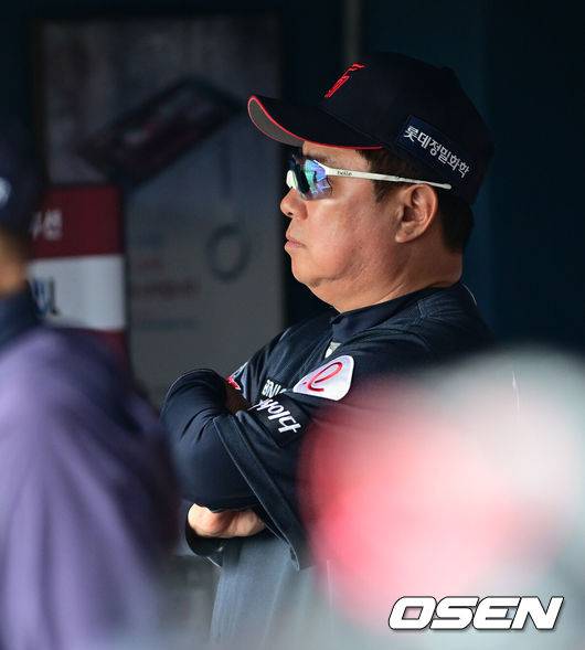 [OSEN=잠실, 지형준 기자] 23일 오후 서울 잠실야구장에서 2025 신한 SOL Bank KBO리그 LG 트윈스와 롯데 자이언츠의 경기가 열렸다.이날 LG는 손주영, 롯데는 박세웅을 선발로 내세웠다.롯데 김태형 감독이 경기를 지켜보고 있다. 2025.03.23 / jpnews@osen.co.kr