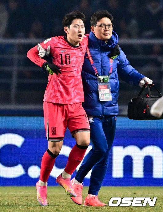 [OSEN=고양, 조은정 기자]20일 오후 경기도 고양종합운동장에서 2026 국제축구연맹(FIFA) 북중미 월드컵 아시아지역 3차 예선 B조 7차전 한국과 오만의 경기가 열렸다.승점 14점(4승 2무)으로 B조 1위를 유지하고 있는 한국이 오만전과 25일 예정된 요르단전에서 모두 승리해 승점 6점을 얻어낸다면,&nbsp;6월&nbsp;예정된&nbsp;이라크, 쿠웨이트와 경기 결과와 상관없이 11회 연속 월드컵 본선 진출을 &nbsp;확정 짓는다. 후반 한국 이강인이 부상 치료를 위해 그라운드 밖으로 나가고 있다. 2025.03.20 /cej@osen.co.kr