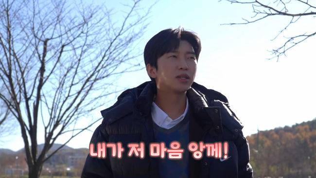 lim Young-woong reviewing a script
