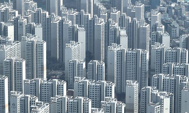 서울의 강남 3구와 용산구에 대한 토지거래허가구역(토허제) 적용을 하루 앞둔 23일 서울 송파구 일대 아파트 단지 모습. 연합뉴스