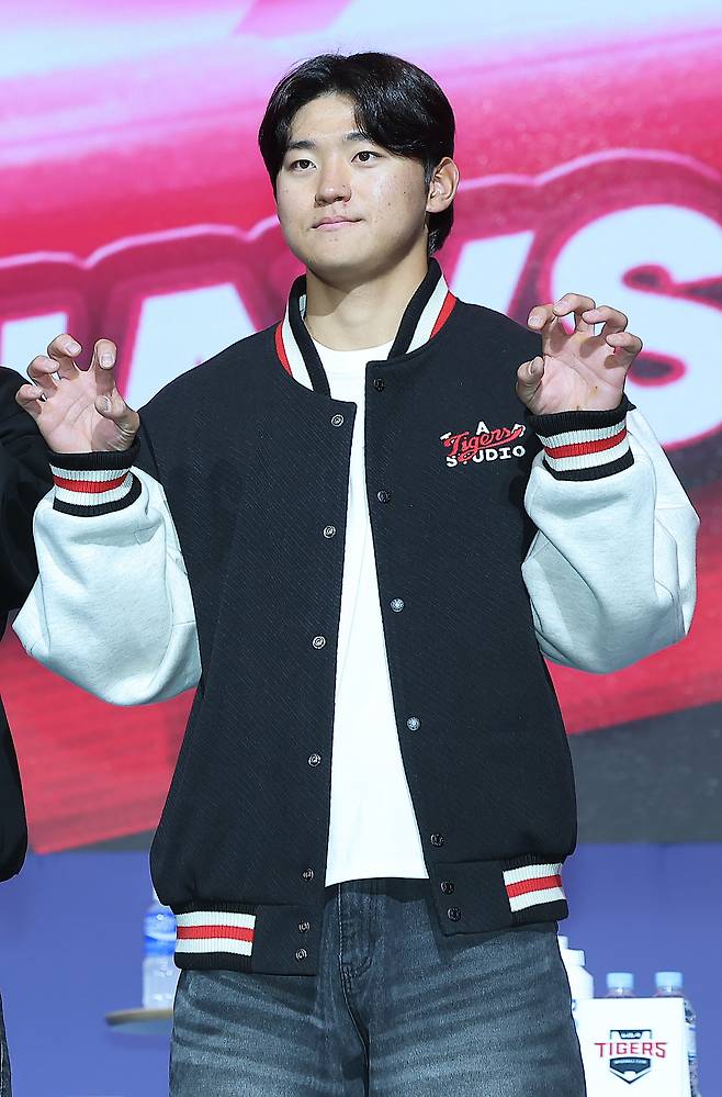 KIA 타이거즈 김도영이 재냔 20일 서울 송파구 잠실 롯데호텔 월드에서 열린 신한 SOL Bank 2025 KBO 미디어데이에서 기념 촬영을 하고 있다. 뉴스1