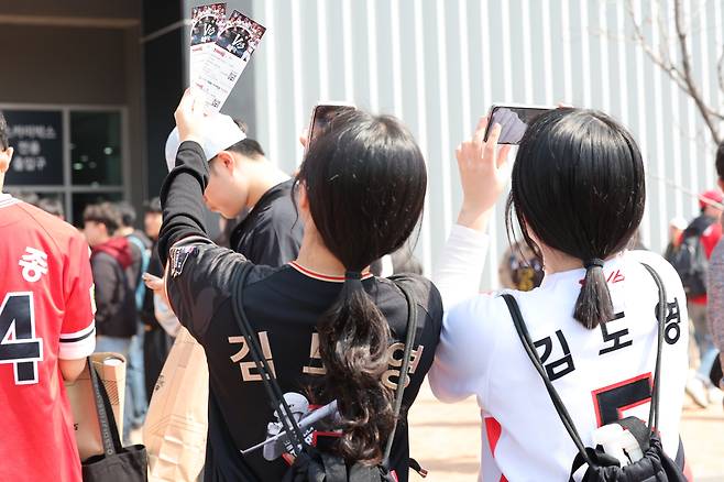 2025 신한 쏠 뱅크 KBO 리그 개막일인 지난 22일 광주 기아챔피언스필드에서 야구팬들이 기념사진을 찍고 있다. 뉴스1