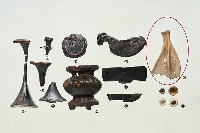 김해 봉황동 유적 출토 추정 의례용 유물 일괄.&nbsp;빨간 원 안은 점뼈(복골) 유물. 국가유청 제공&nbsp;