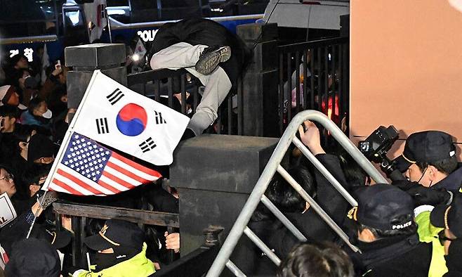 지난 1월 18일 서울 마포구 서울서부지법에서 윤 대통령 지지자들이 법원 담장을 넘으려 시도하고 있다. 연합뉴스
