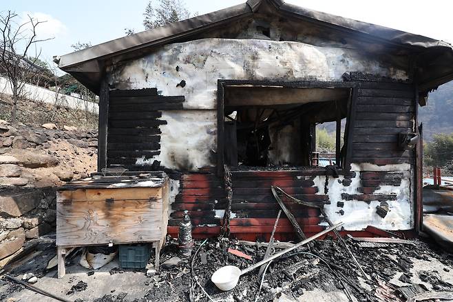 경남 산청군 지역 산불 발생 나흘째인 24일 산청군 시천면 외공마을 한 주택이 폭격을 맞은 듯 파손돼 있다.&nbsp; &nbsp;연합뉴스