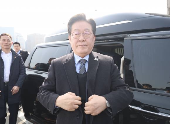 이재명 더불어민주당 대표가 24일 오전 서울 종로구 경복궁 인근에서 열린 현장 최고위원회의에 방탄복을 입고 참석하고 있다. 2025.3.24 공동취재