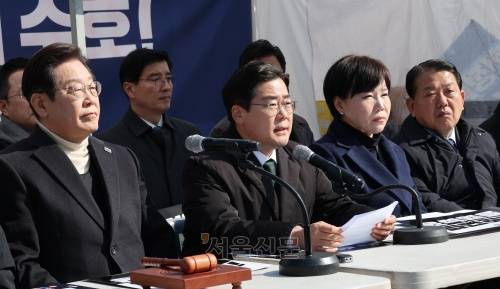 민주당 현장 최고위 - 더불어민주당 이재명 대표가 19일 서울 종로구 경복궁역 부근 광화문 민주당 천막농성장에서 열린 현장 최고위원회의에서 모두 발언하고 있다. 2025.3.19 국회사진기자단