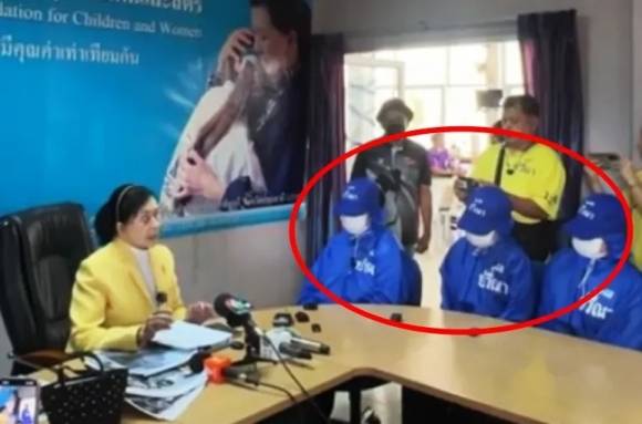 지난 2월 태국 파베나 아동 및 여성 재단 대표(왼쪽)가 중국 범죄조직에 속아 강제로 난자 적출을 당하다 구출된 태국 여성 3명(오른쪽)과 이야기를 나누고 있다. 방콕포스트