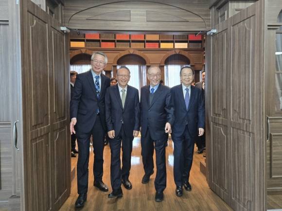 김경수 나사렛대 총장과 이순동 호서학원 이사장, 강일구 호서대 총장, 신민규 나사렛학원 이사장이 업무협약을 마친 후 밝은 얼굴로 행사장을 나오고 있다.  이종익 기자