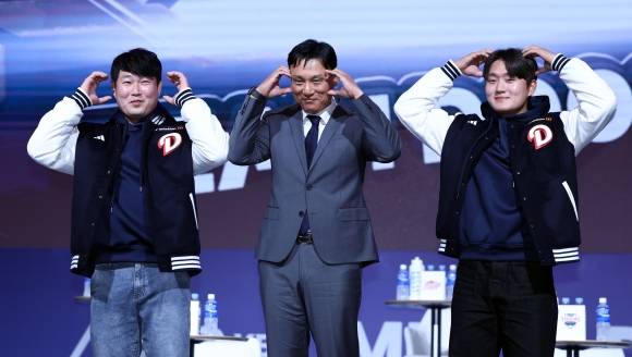 이승엽 두산 베어스 감독과 양의지, 김택연이 20일 서울 송파구 롯데호텔월드에서 열린 2025 KBO리그 개막 미디어데이에서 시즌 각오를 다지고 있다. 연합뉴스