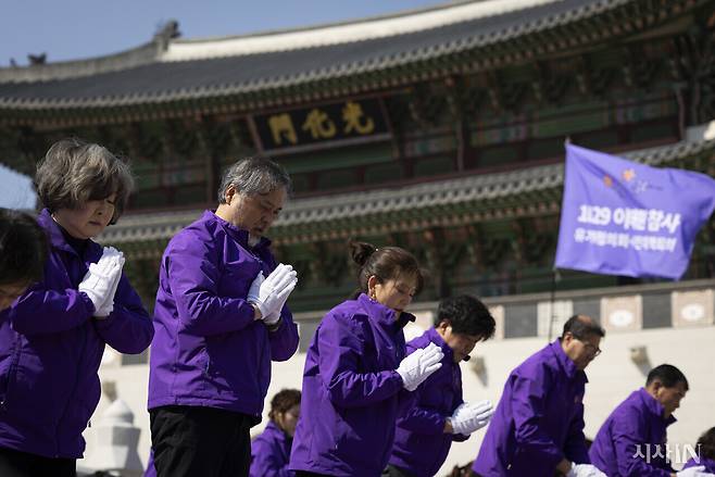 10·29 이태원 참사 유가족협의회와 이태원 참사 시민대책회의 주최로 3월19일 오후 서울 광화문 앞에서 ‘윤석열 파면 기원 159배’ 행사가 진행되고 있다. ⓒ시사IN 이명익