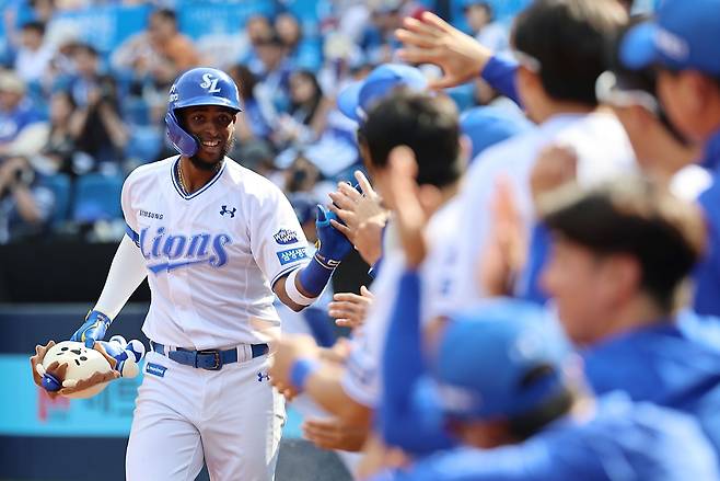 23일 홈런을 치고 동료들의 축하를 받는 삼성 르윈 디아즈. 삼성 라이온즈 제공