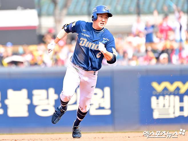 23일 오후 광주기아챔피언스필드에서 열린 '2025 신한 SOL Bank KBO리그' NC 다이노스와 KIA 타이거즈의 경기, 4회초 2사 1,2루 NC 박민우가 2타점 3루타를 날리고 있다. 광주, 김한준 기자