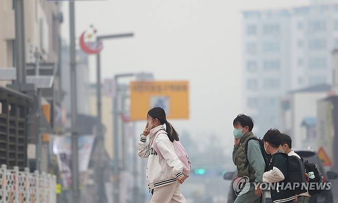 산불 연기 속 등교 (의성=연합뉴스) 윤관식 기자 = 경북 의성군 대형 산불 발생 사흘째인 24일 의성초등학교 앞에서 학생들이 마스크를 쓰고 등교하고 있다. 2025.3.24 psik@yna.co.kr
